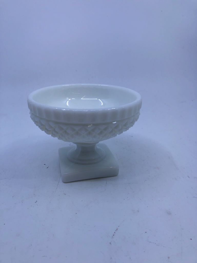 VTG FOOTED MILKGLASS SHALLOW CATCH ALL DISH DIAMOND PATTERN.