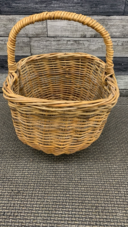 LG WOVEN WICKER BASKET W/HANDLE.