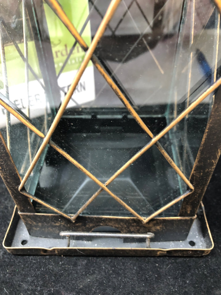 NIB LANTERN STYLE BIRD FEEDER
