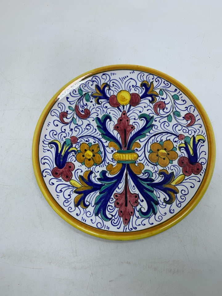 COLORFUL DECORATIVE HANGING PLATE MADE IN ITALY.