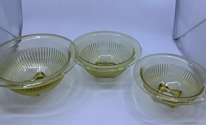 3 VTG RIBBED GLASS MIXING BOWLS.