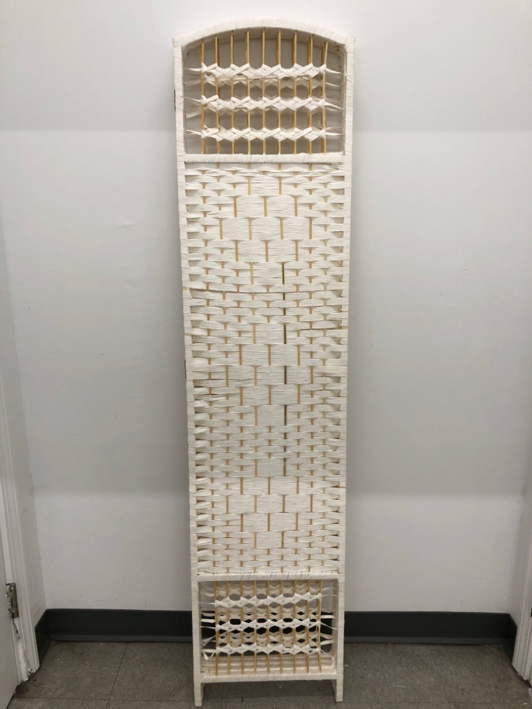 4 SECTION WICKER ROOM DIVIDER.