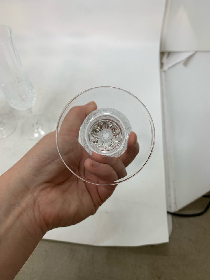 4 CRYSTAL DIAMOND PATTERN BASE CHAMPAGNE FLUTES.
