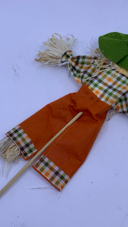 GREEN HAT SCARECROW STAKE.