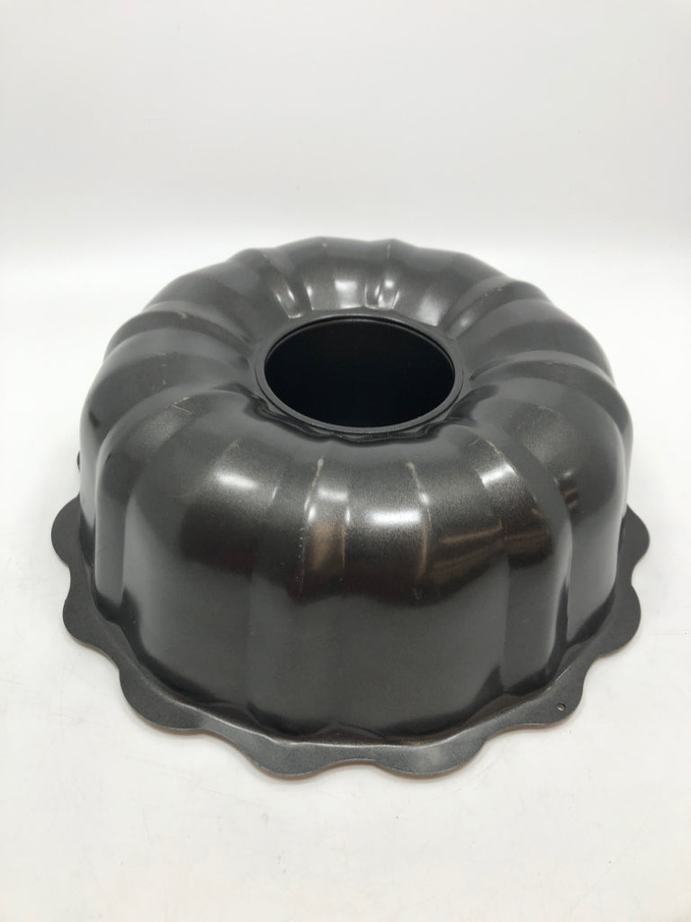 BLACK BUNDT PAN.