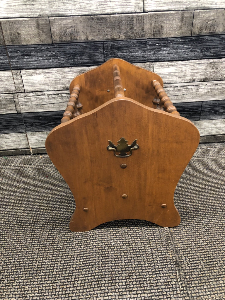 VTG WOOD SPINDLE PATTERN MAGAZINE RACK.