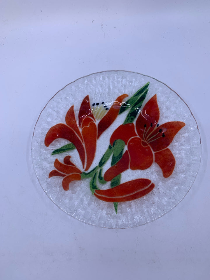 6 ASSORTED FUSED GLASS FLORAL DINNER PLATES.