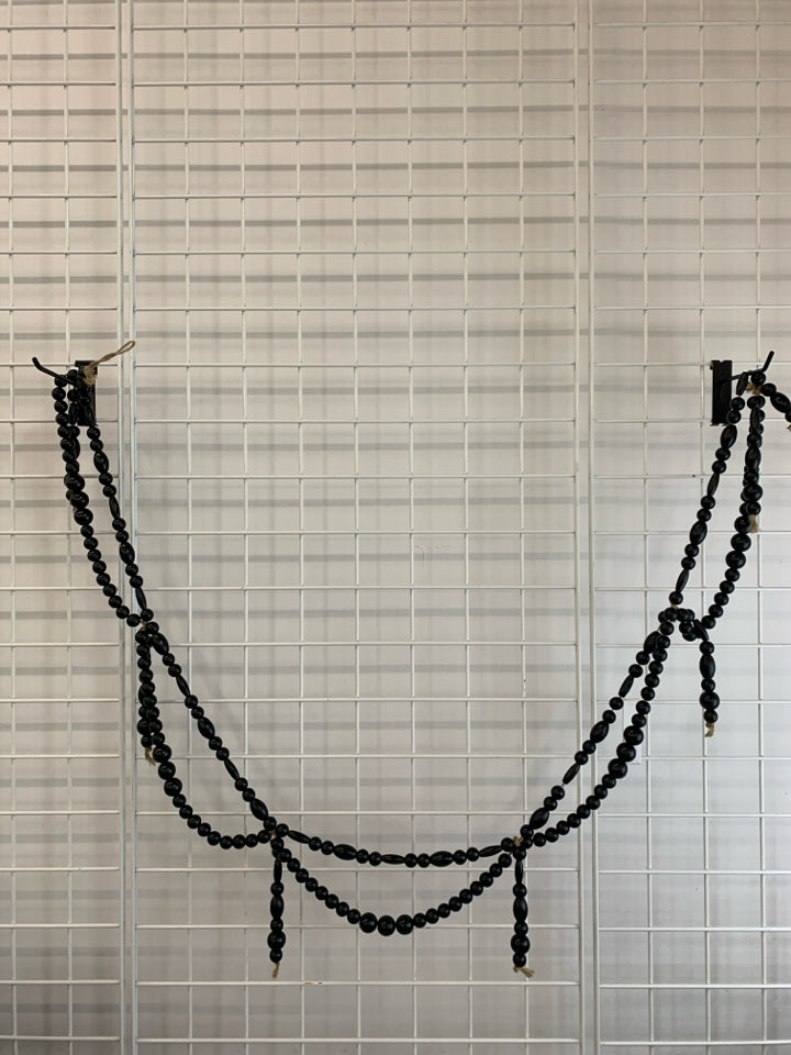 BLACK WOODEN BEADED GARLAND.