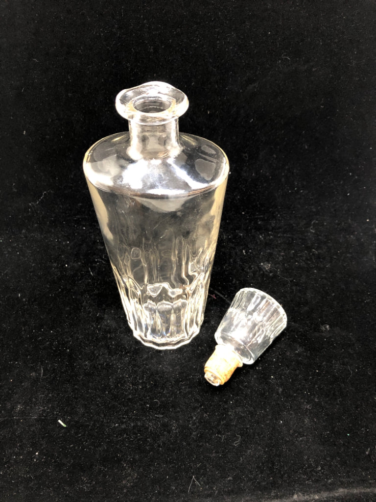 RIBBED BOTTOM CLEAR GLASS DECANTER.