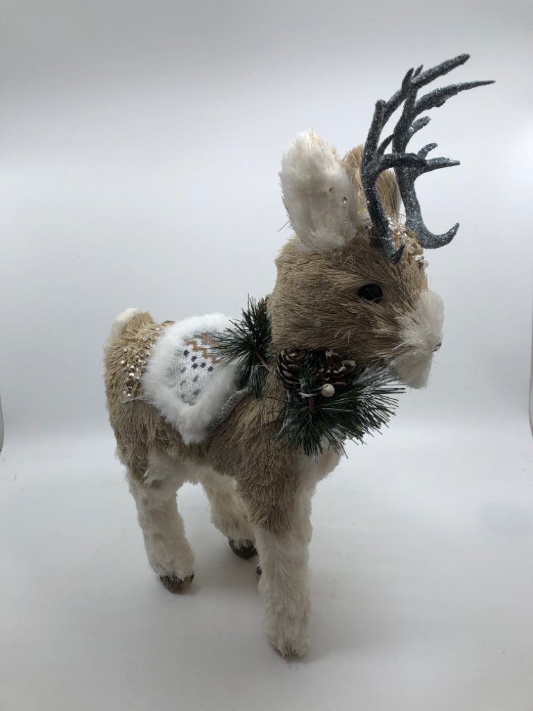STRAW STANDING REINDEER.