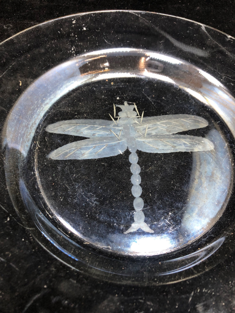 CLEAR GLASS PLATE W/DRAGONFLY ETCHING.
