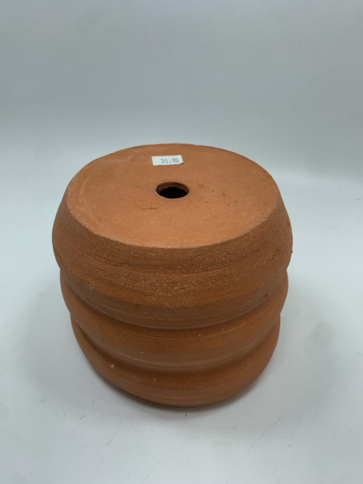 TERRA COTTA RIBBED PLANTER.