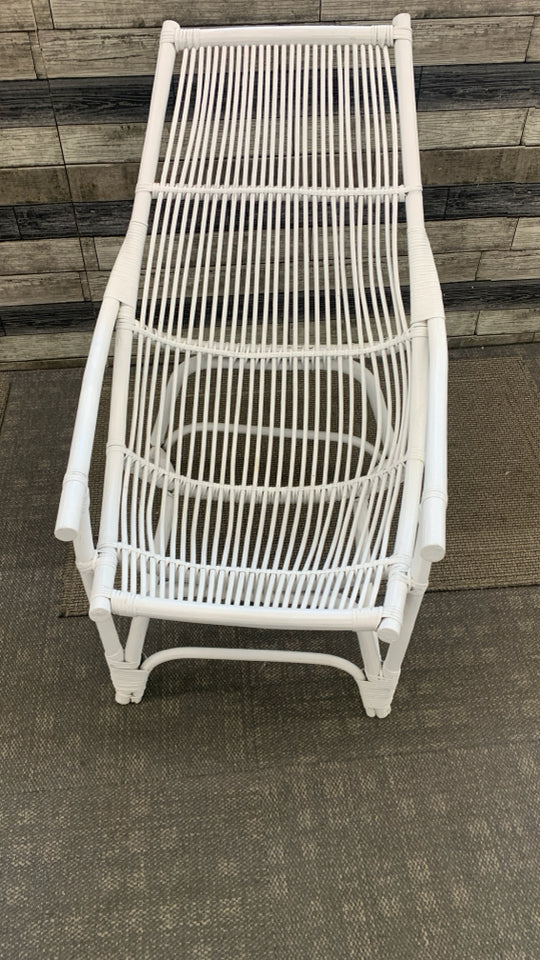 WHITE WICKER OUTDOOR SLANT CHAIR.
