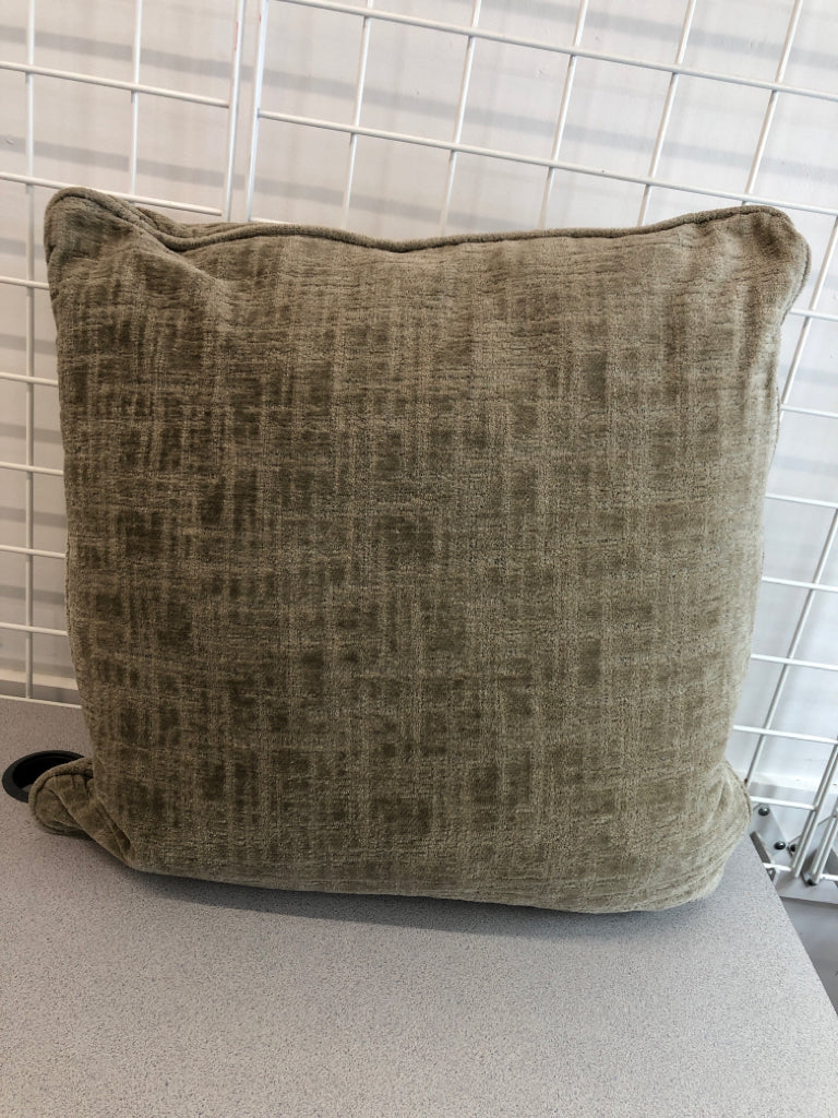 GREY TEXTURED ACCENT PILLOW.