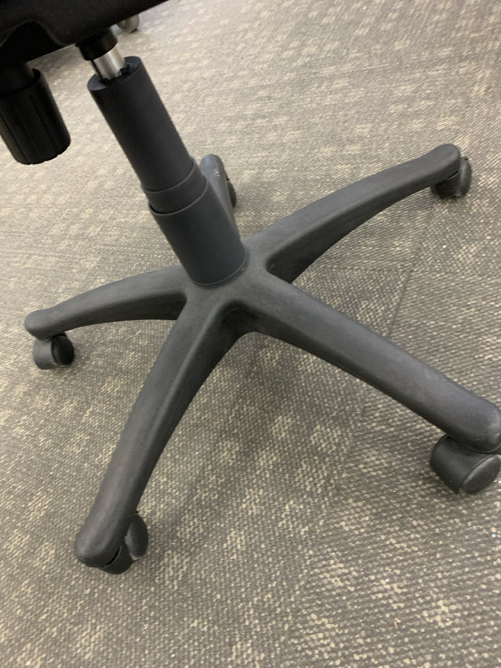 GREY FABRIC SWIVEL OFFICE CHAIR ON WHEELS.