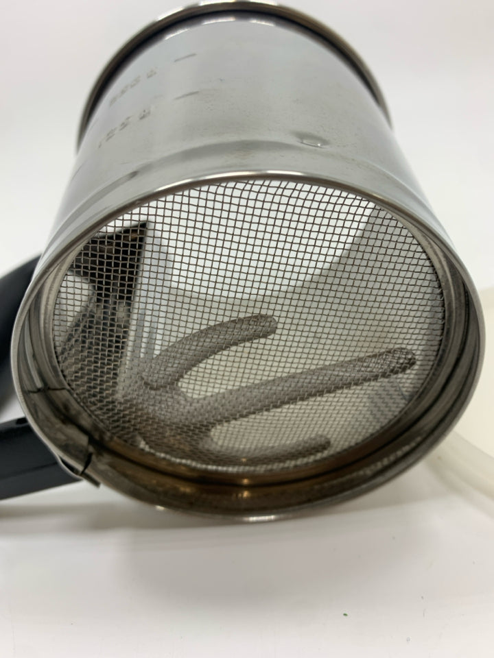 OXO FLOUR SIFTER W/LID.