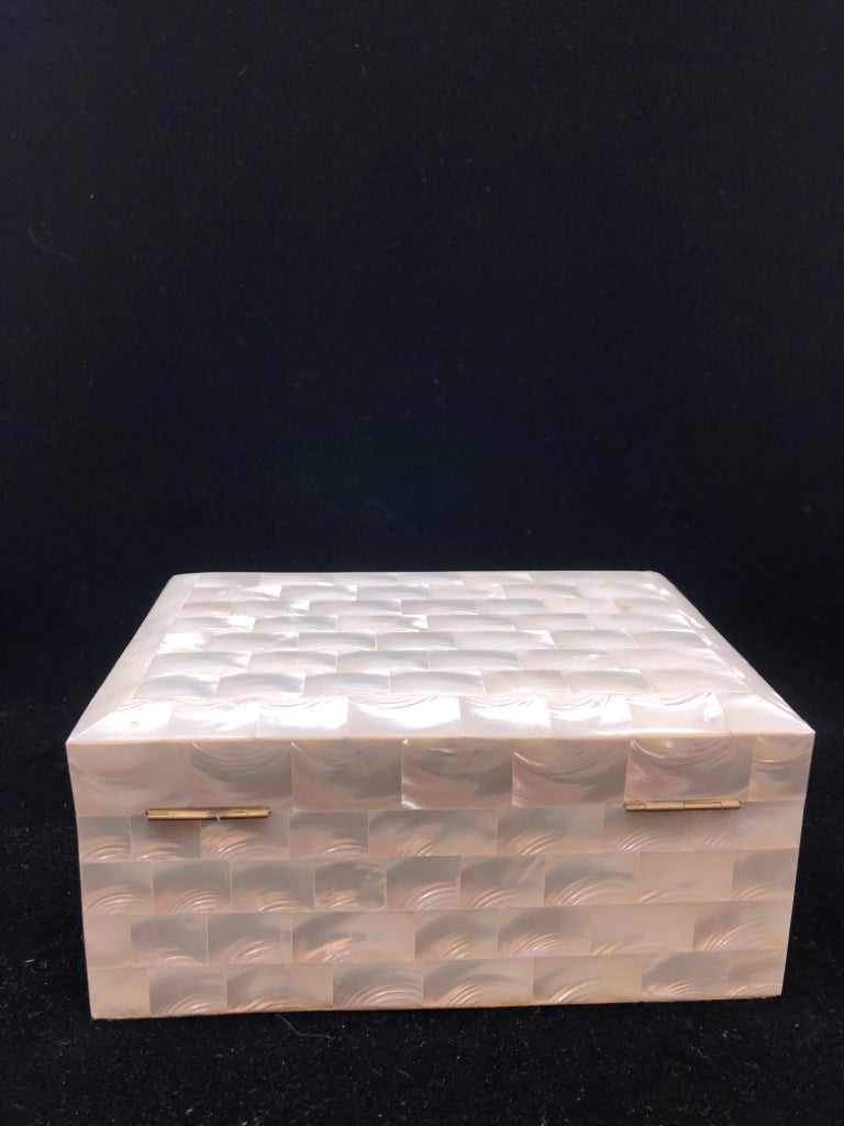 PEARLESCENT JEWELRY BOX.