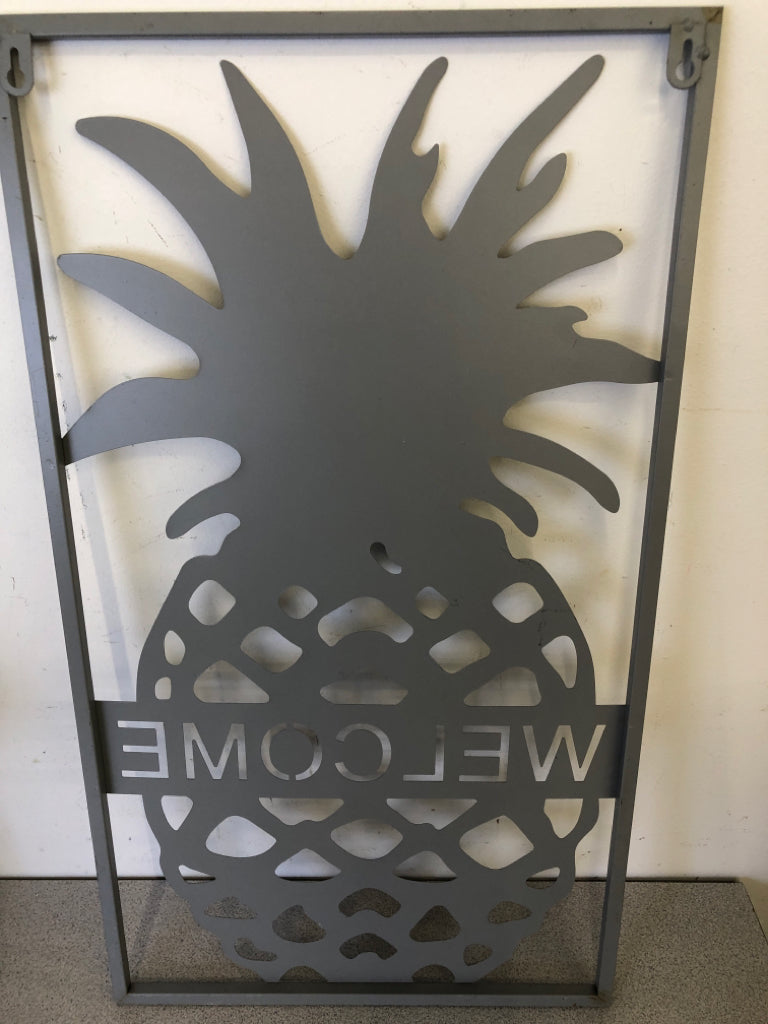 PINEAPPLE WELCOME SIGN.