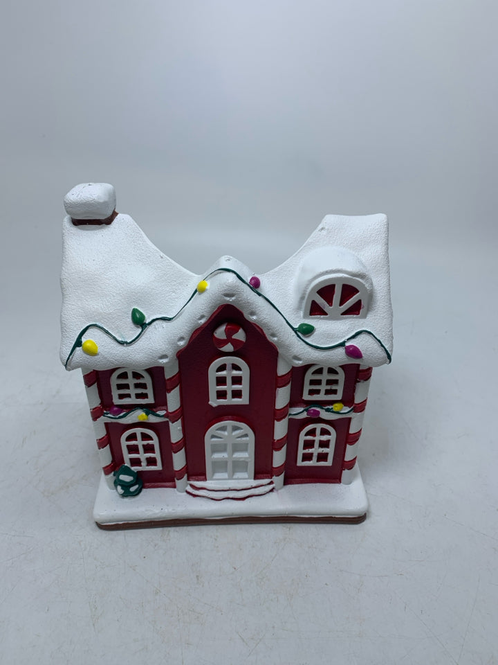 RED SNOWY RESIN HOUSE W/ STRING LIGHTS PILLAR CANDLE PLATE YANKEE CANDLE.