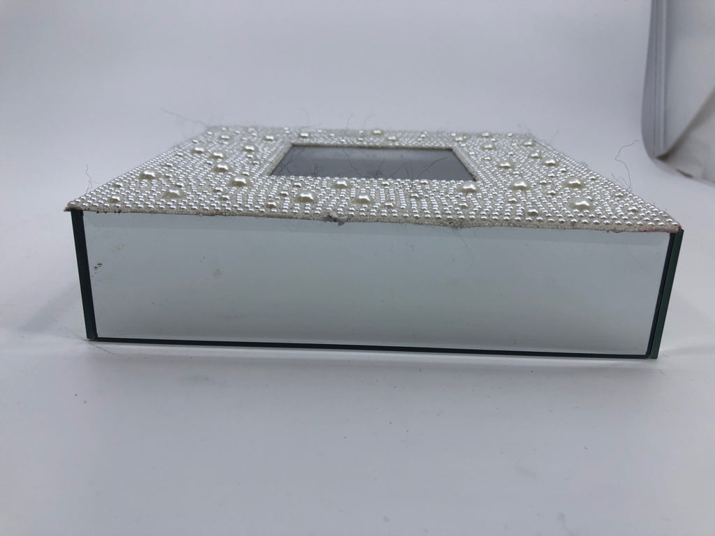 SQUARE PEARL DETAIL DESK CLOCK.