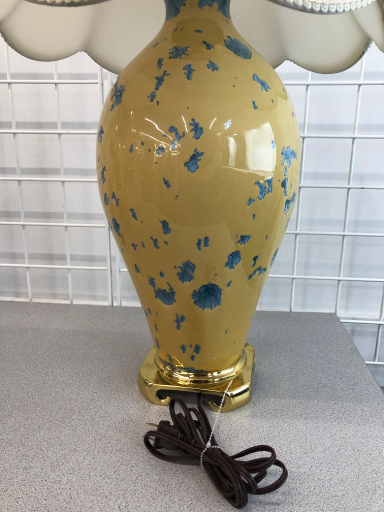 VTG-STYLE BLUE SPECKLED YELLOW LAMP W/SCALLOPED SHADE.