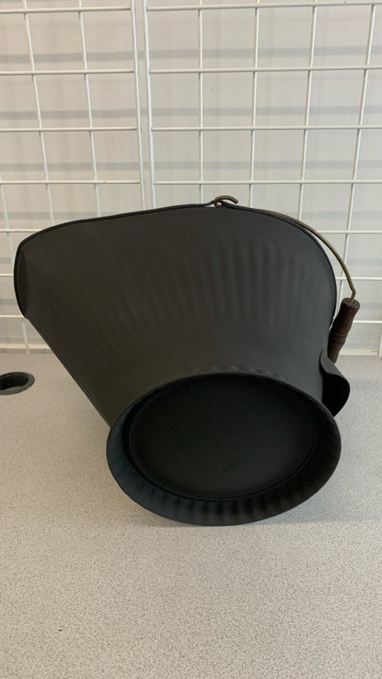 MATTE BLACK METAL COAL HOD W/SHOVEL.