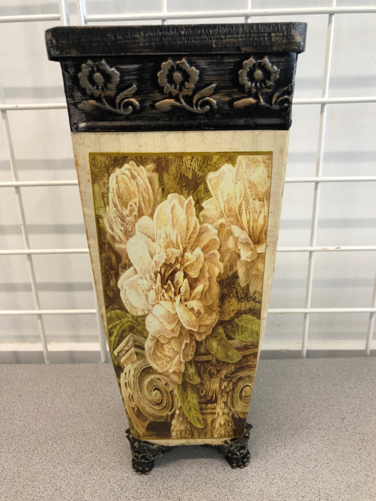 DISTRESSED FLORAL PLANTER.