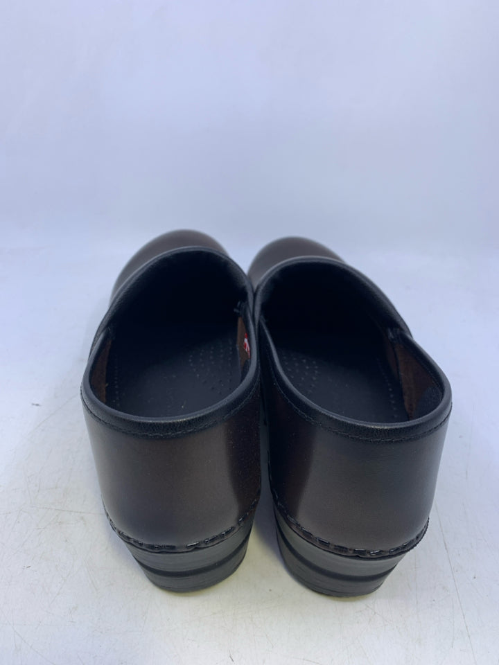 Sanita L Shoe Size 9.5 Clogs