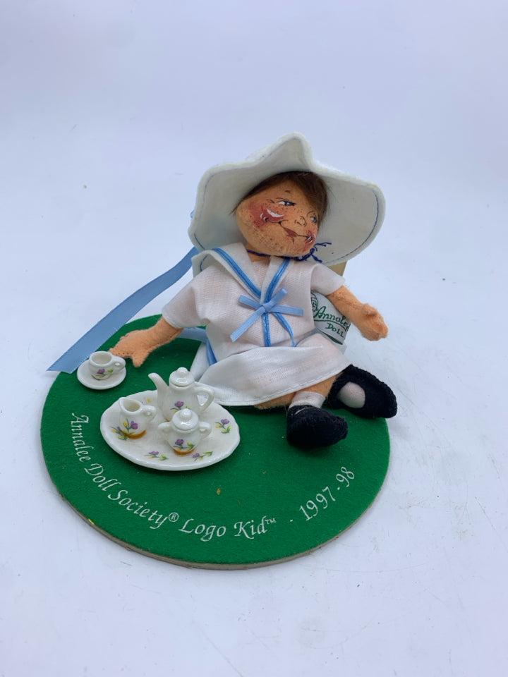 ANNALEE SOCIETY DOLL HAVING TEA 1997-98.