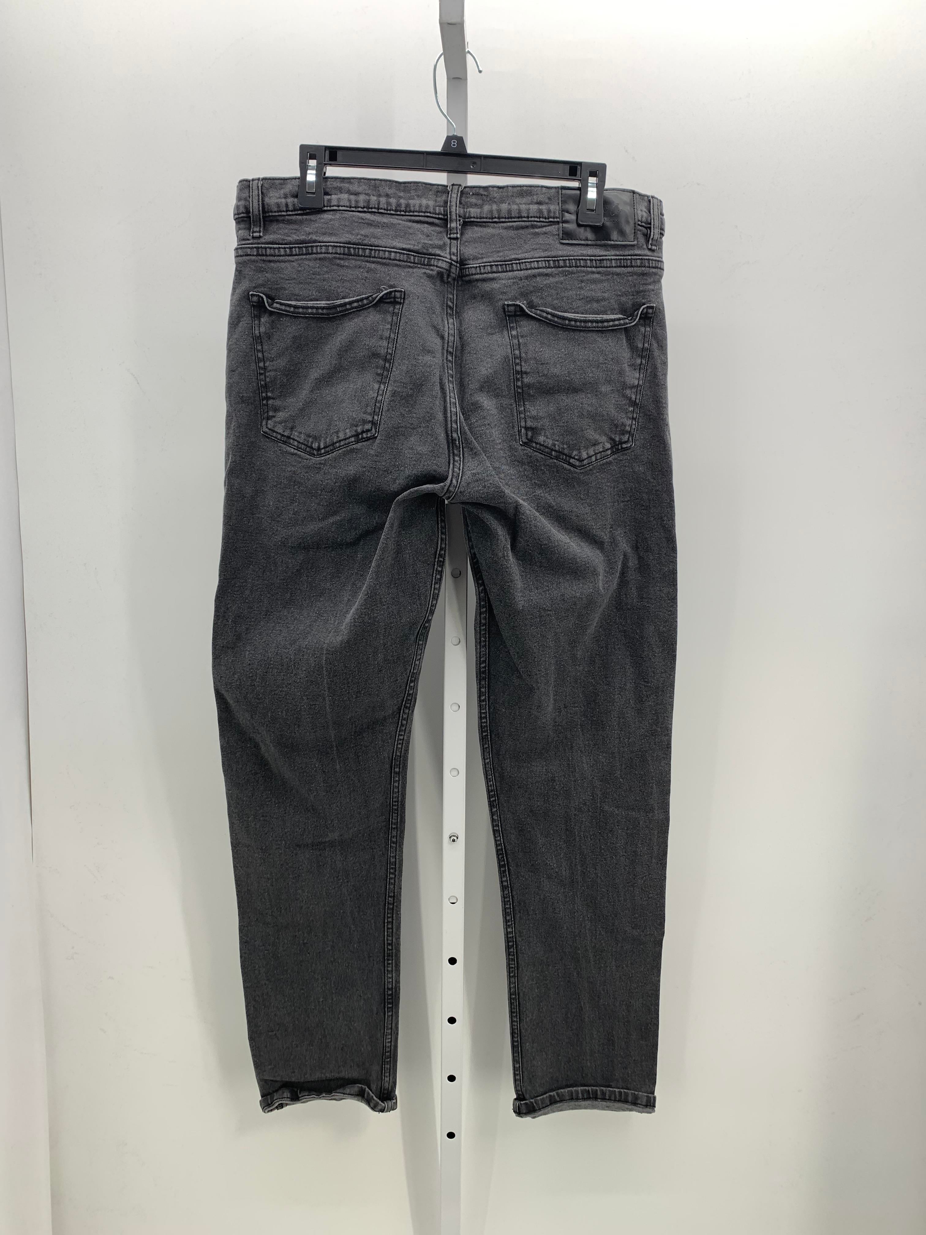 REGULAR FIT JEANS.