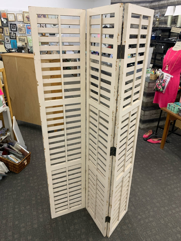DISTRESSED CREAM WOOD 3 PANEL PRIVACY SCREEN.