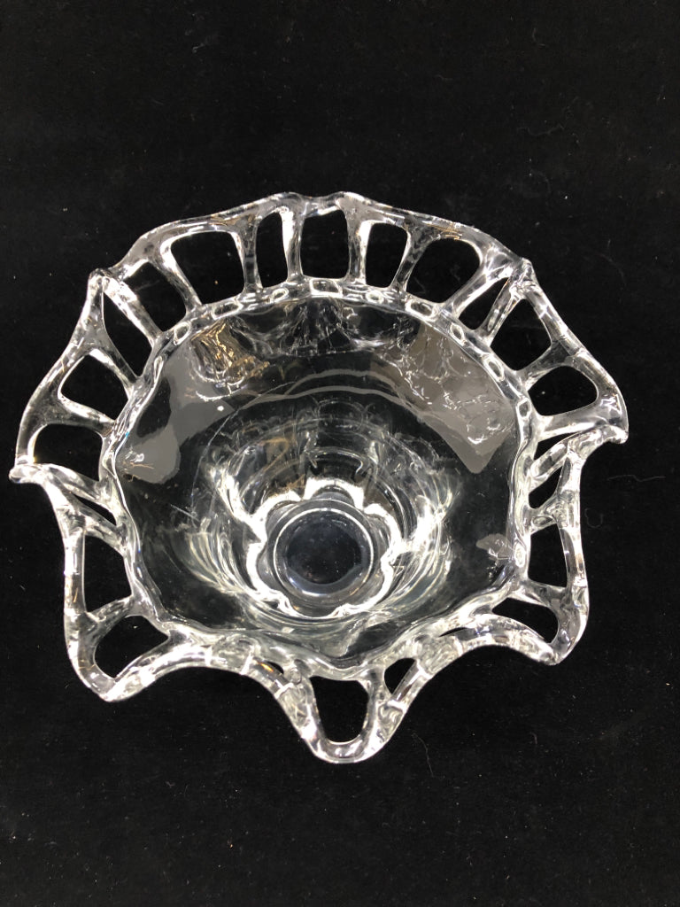 RUFFLE LATTICE EDGE CLEAR GLASS VASE.