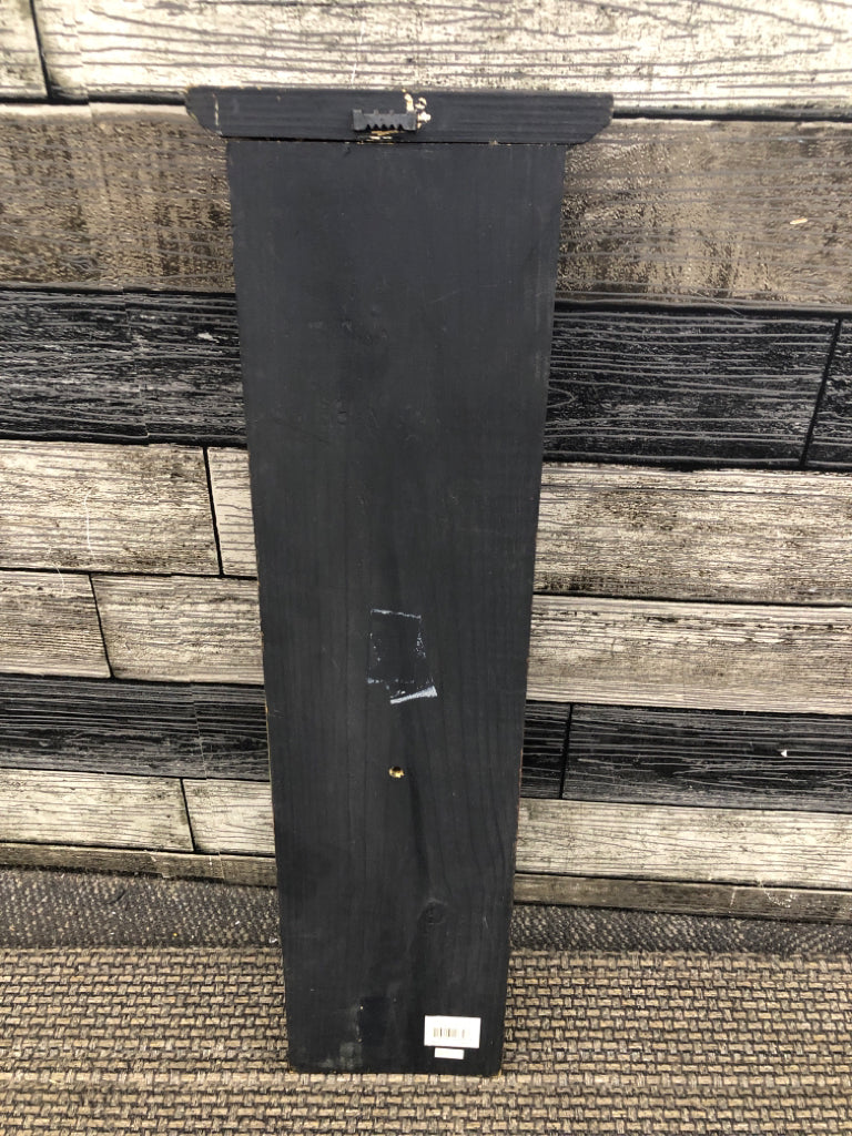 PRIMITIVE AMERICANA DOOR DECOR.