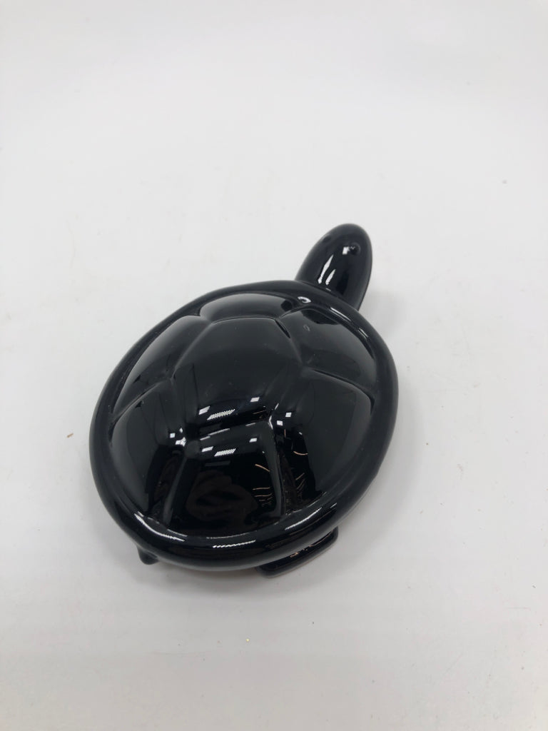 BLACK GLASS TURTLE.
