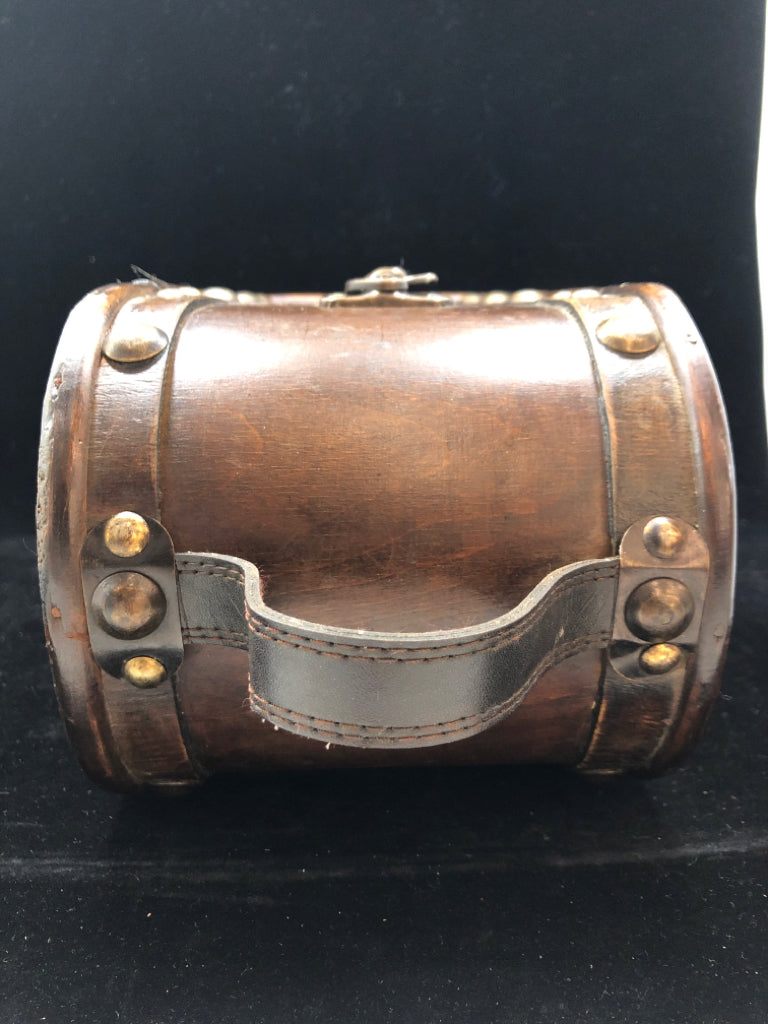 WOOD WINE BOX W/FAUX LEATHER HANDLE.