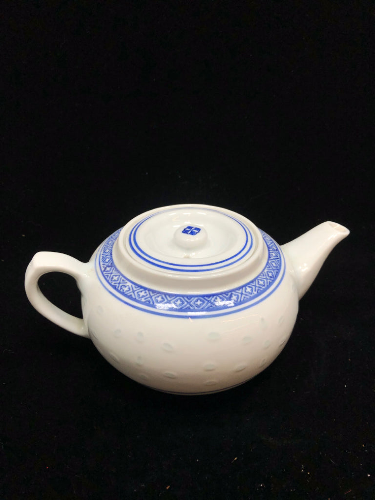 SHORT TEAPOT W/BLUE ACCENTS.