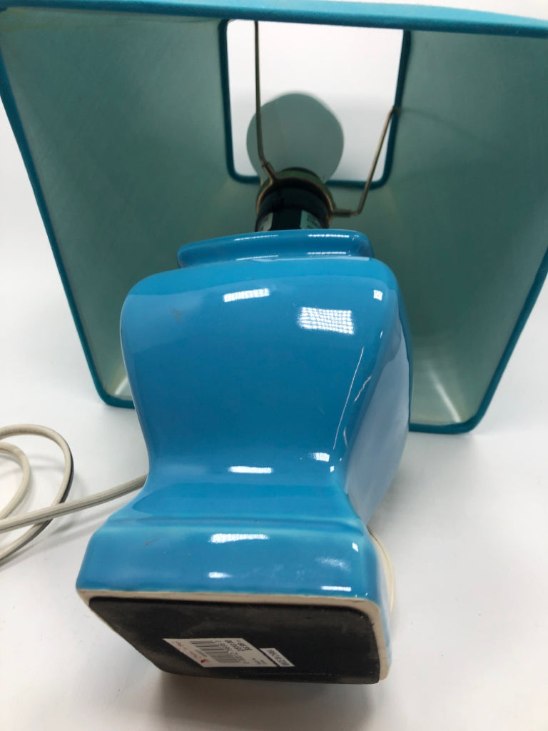 BLUE CERAMIC BASE LAMP W/BLUE SHADE.