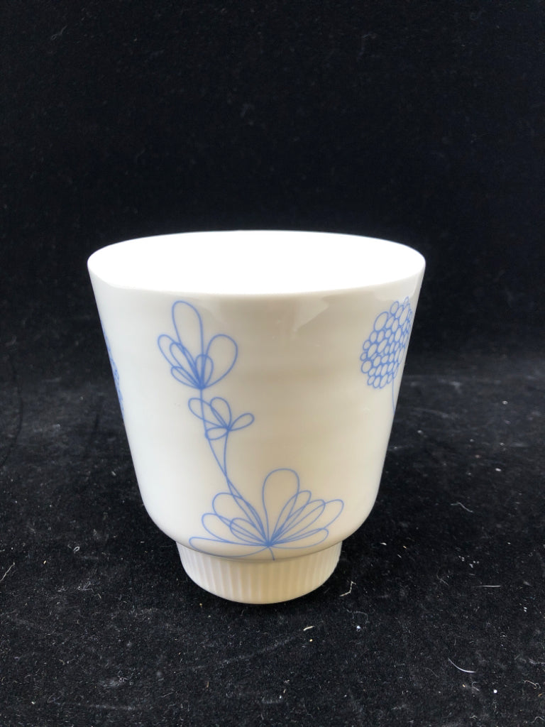 BLUE AND WHITE FLORAL PLANTER.