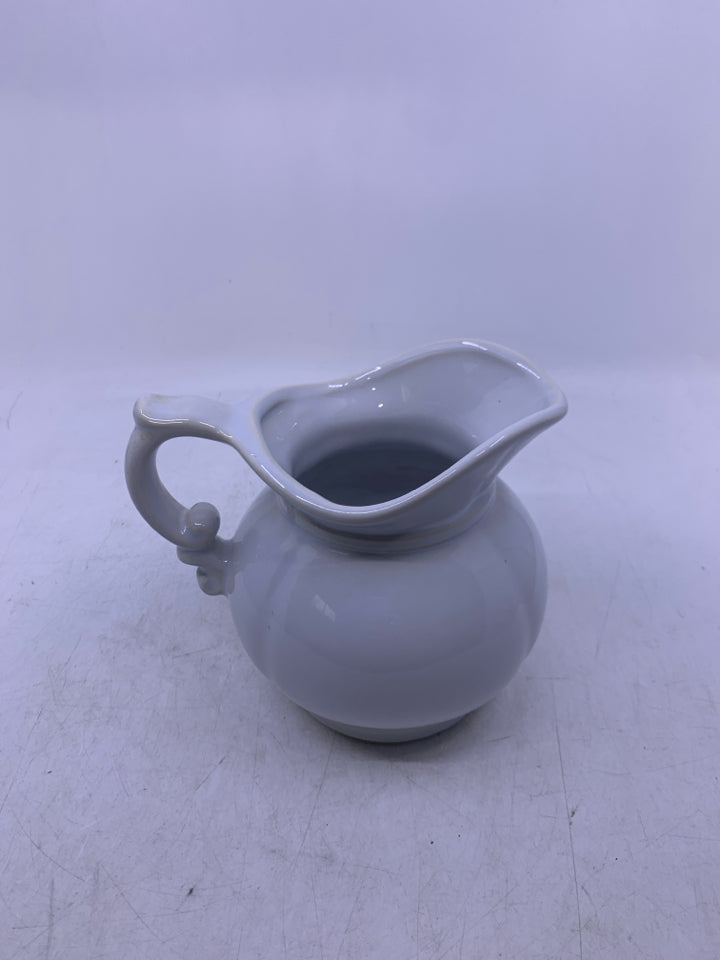 WHITE FOOTED PITCHER.