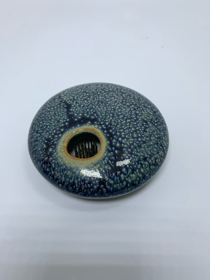 POTTERY DARK BLUE SPeCKLE ED CIRCLE FLOWER FROG.