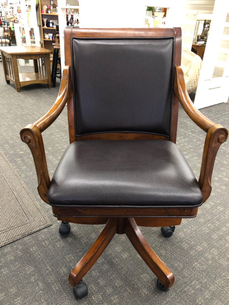 SWIVEL OFFICE CHAIR ON WHEELS, DK WOOD W/LEATHER SEAT.