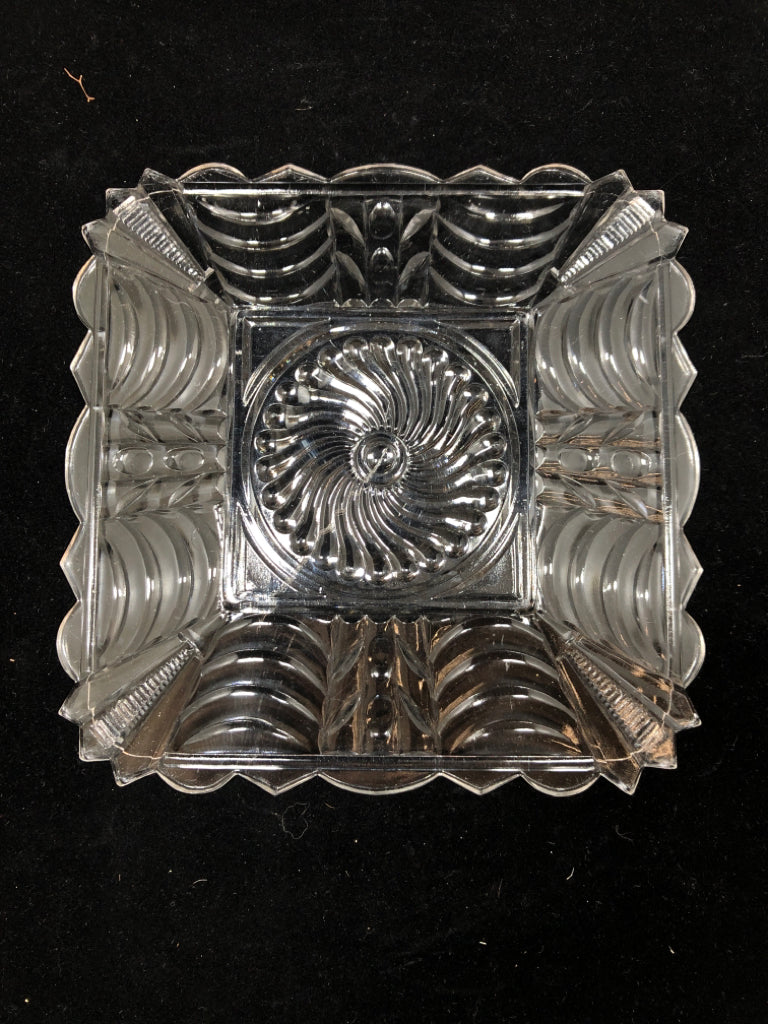 CLEAR GLASS SWIRL SQUARE PLATE.