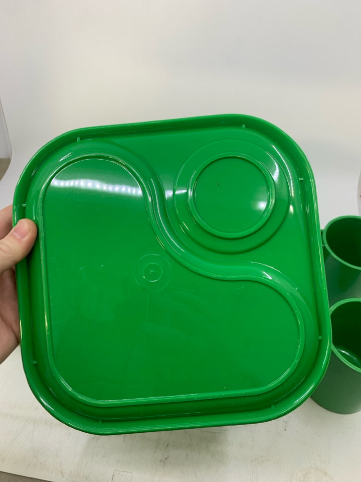8 PC SVC 4 VTG GREEN PLASTIC SNACK PLATE/ CUP INGRID.