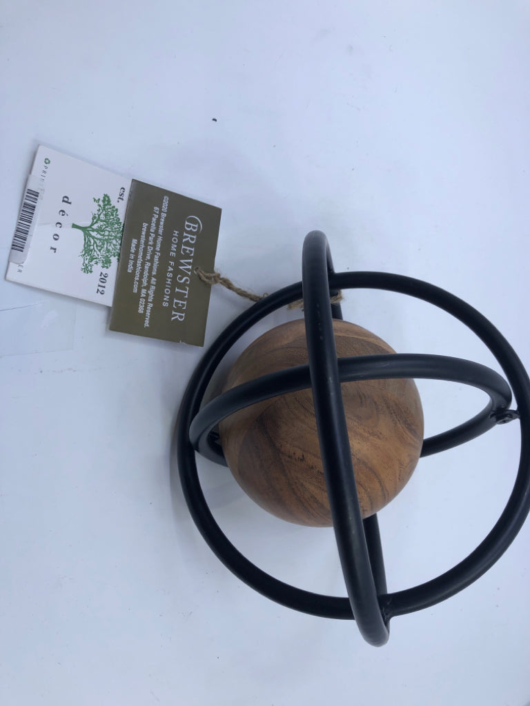 METAL AND WOOD BALL DESK DECOR.