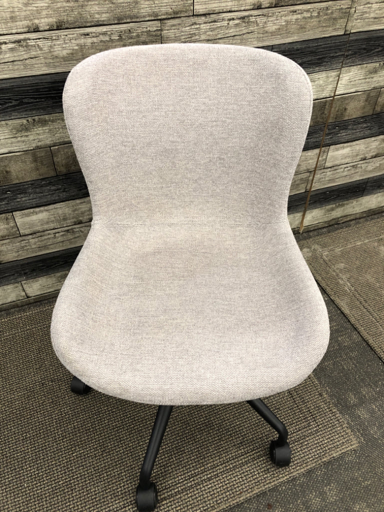 GREY FABRIC ROLLING OFFICE CHAIR.