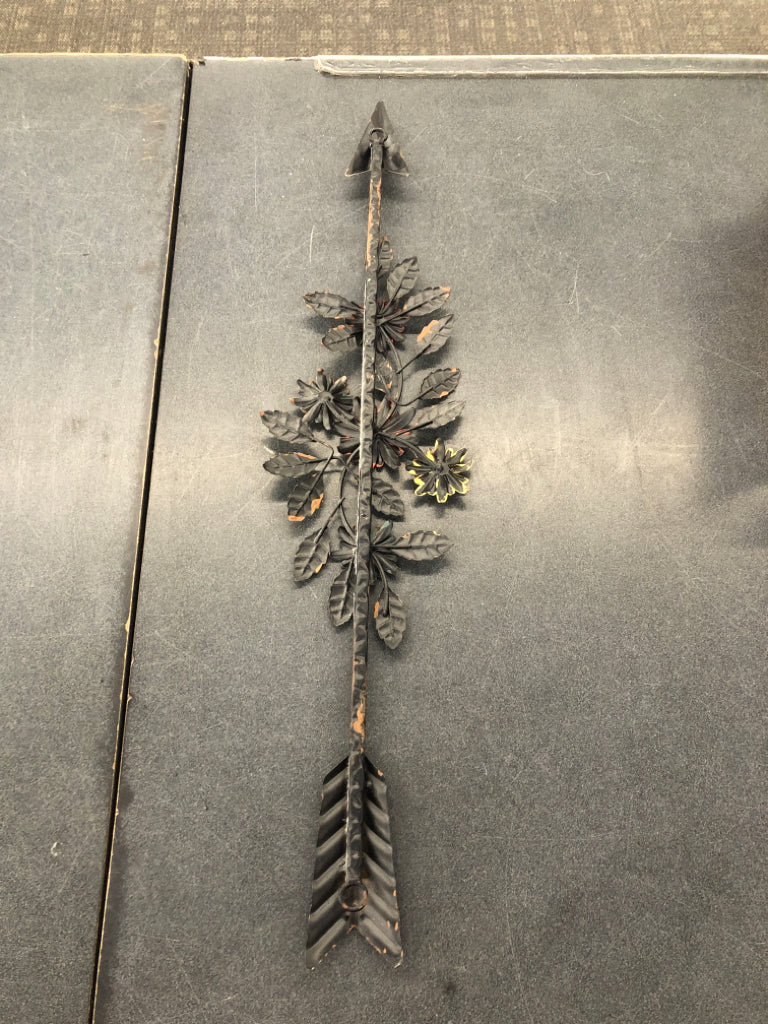 METAL ARROW W/ COLORFUL BOUQUET IN CENTER WALL ART.