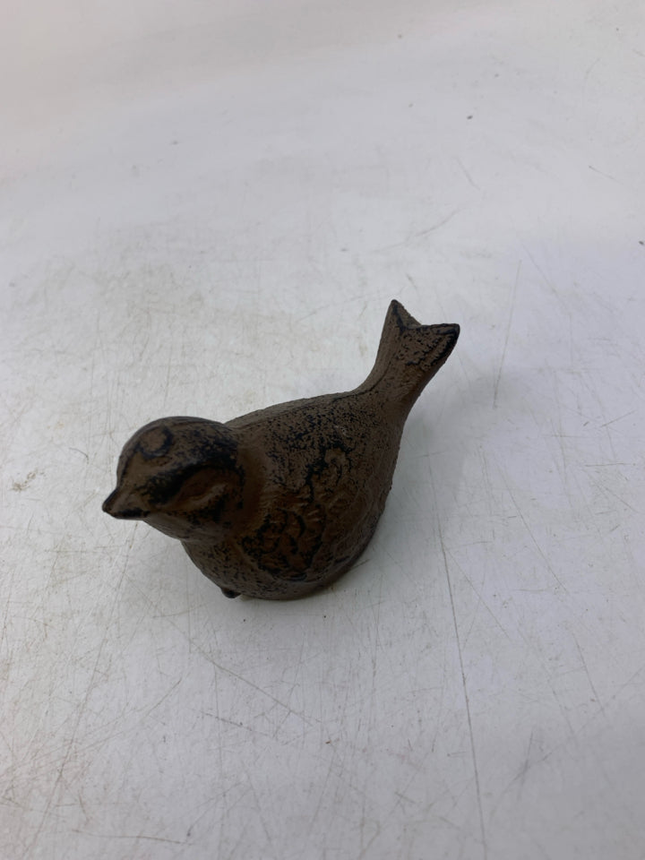 MINI BROWN DISTRESSED METAL BIRD.