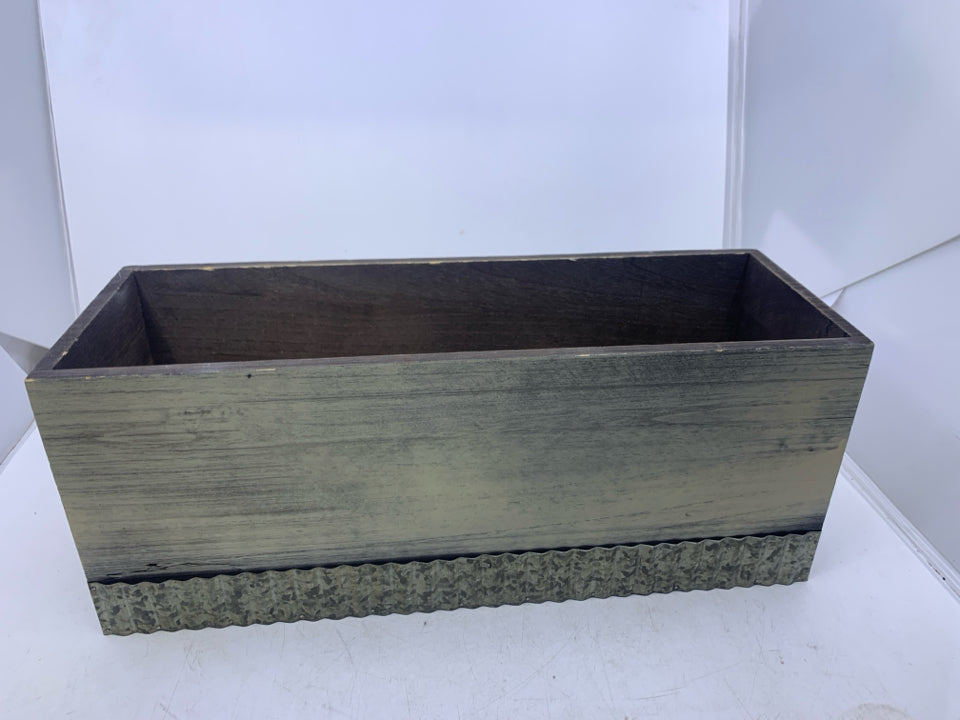 LIGHT WEIGHT WOOD PLANTER W/ GALVANIZED BOTTOM.