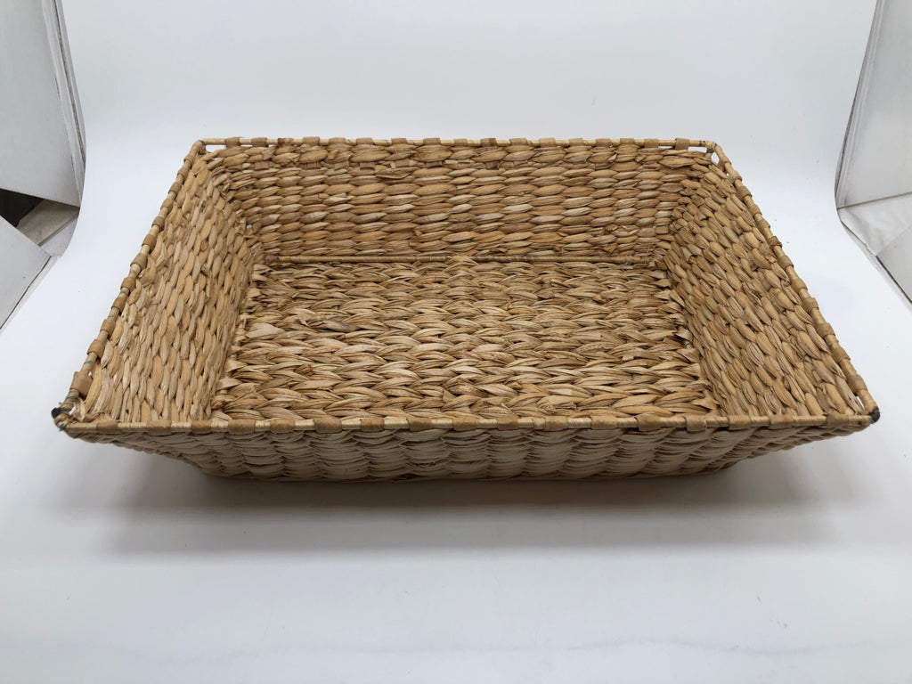 WICKER BASKET TRAY.