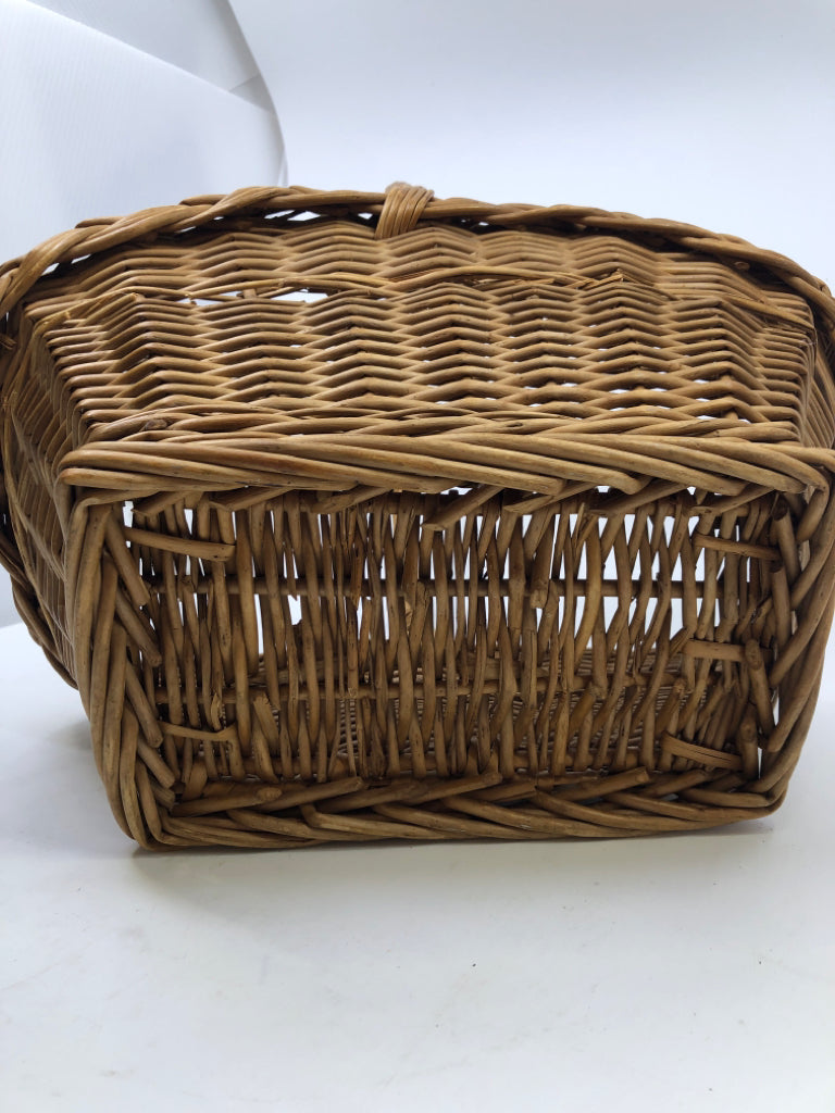 RECTANGLE BRAIDED WICKER BASKET WITH HANDLE.